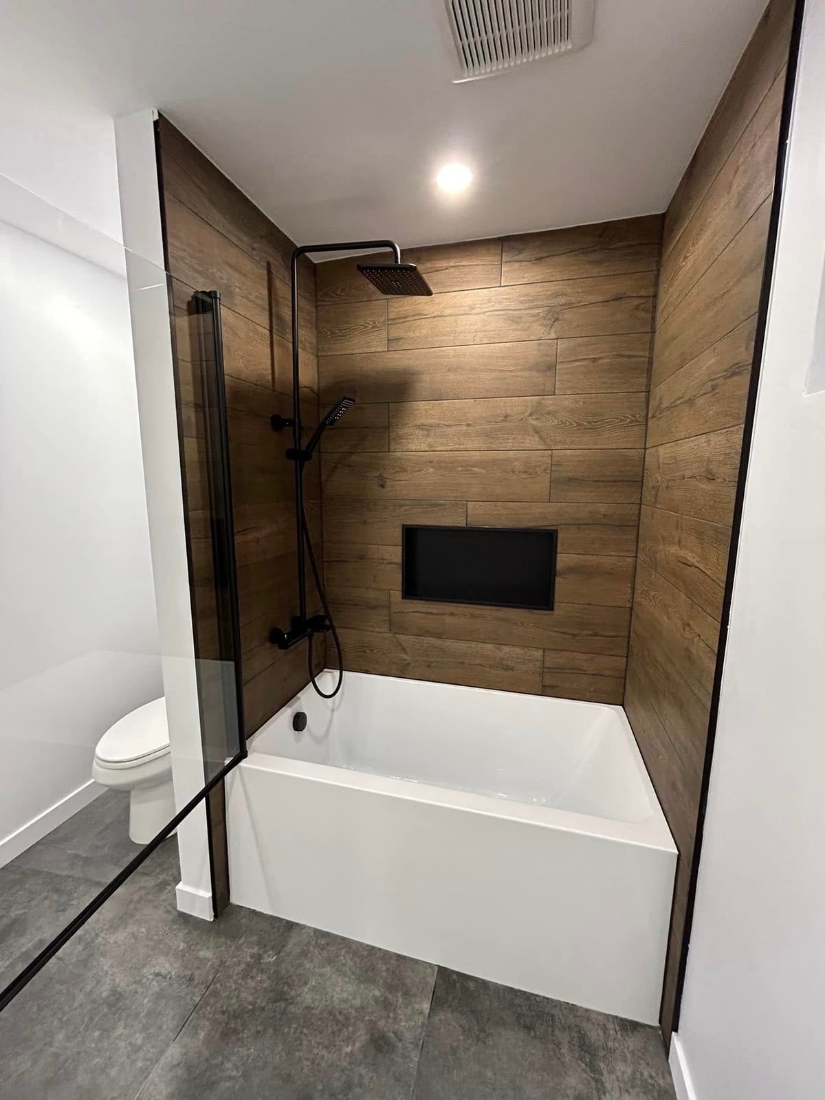 Bain-douche et céramique effet bois