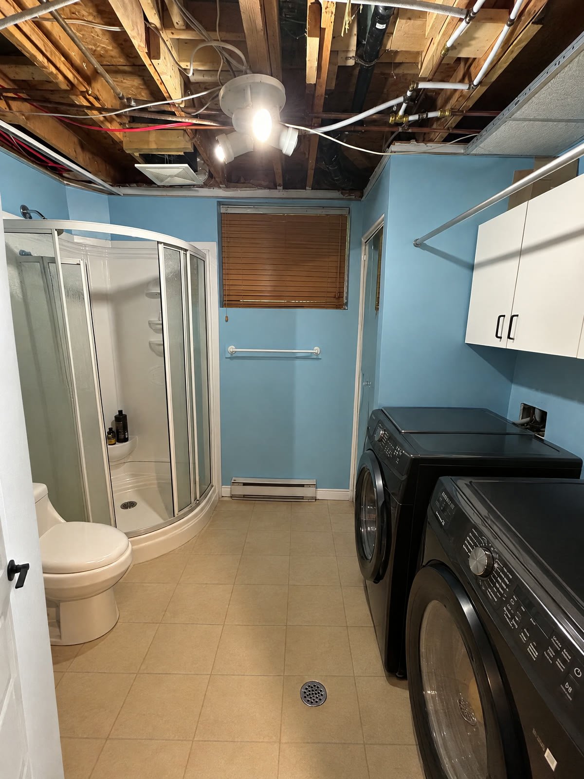 Salle de bain et buanderie au sous-sol : avant les travaux