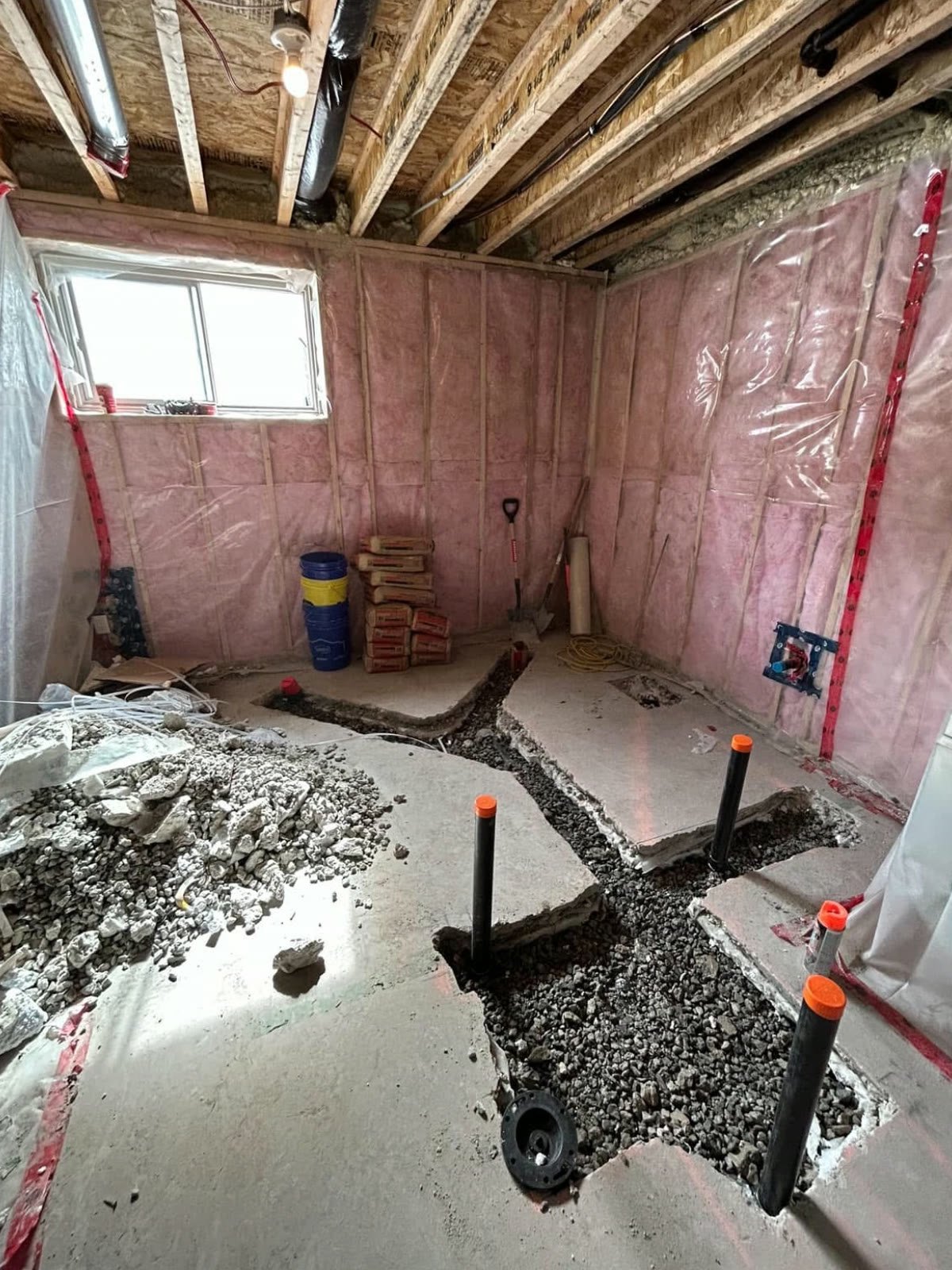 Salle de bain et buanderie au sous-sol : avant les travaux