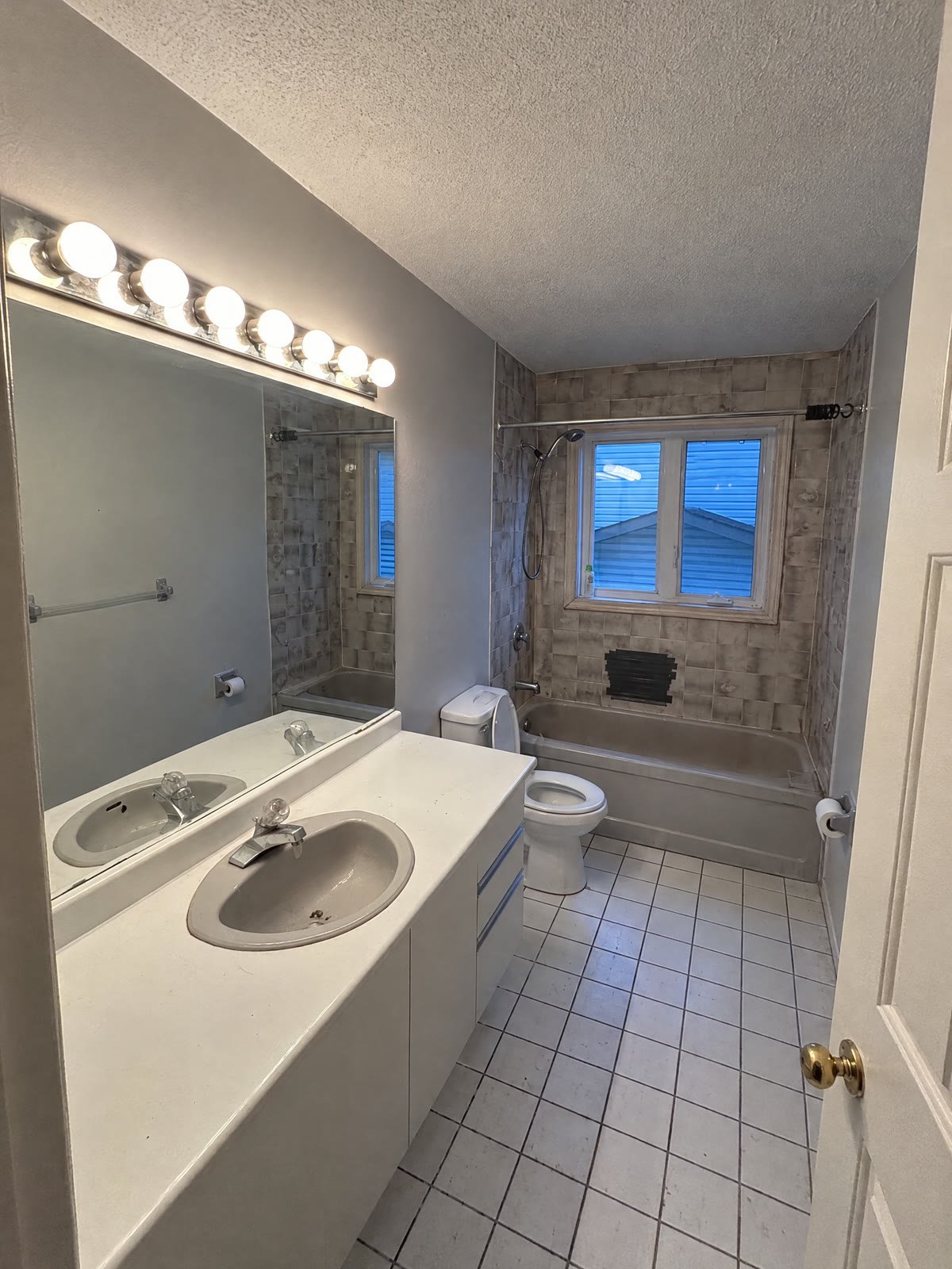 Salle de bain complète : avant les travaux